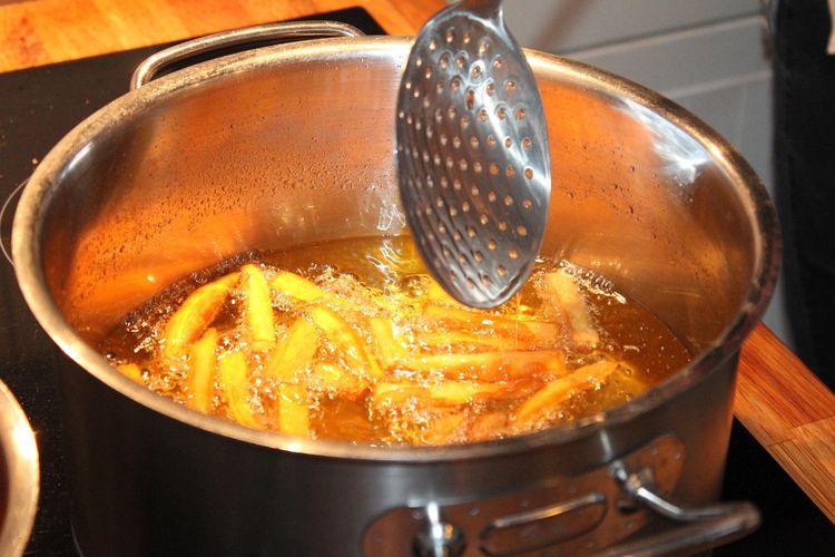 Gorengan Aman & Sehat? Begini Cara Pakai Minyak Goreng yang Benar!